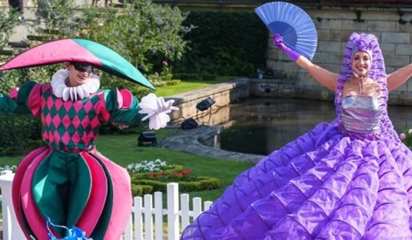 VIDEO Impresivni šetači na štulama pripremili raskošni i šareni nastup