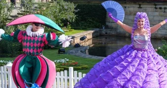 VIDEO Impresivni šetači na štulama pripremili raskošni i šareni nastup