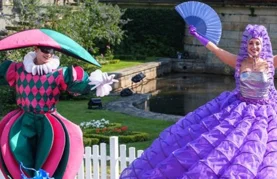 VIDEO Impresivni šetači na štulama pripremili raskošni i šareni nastup