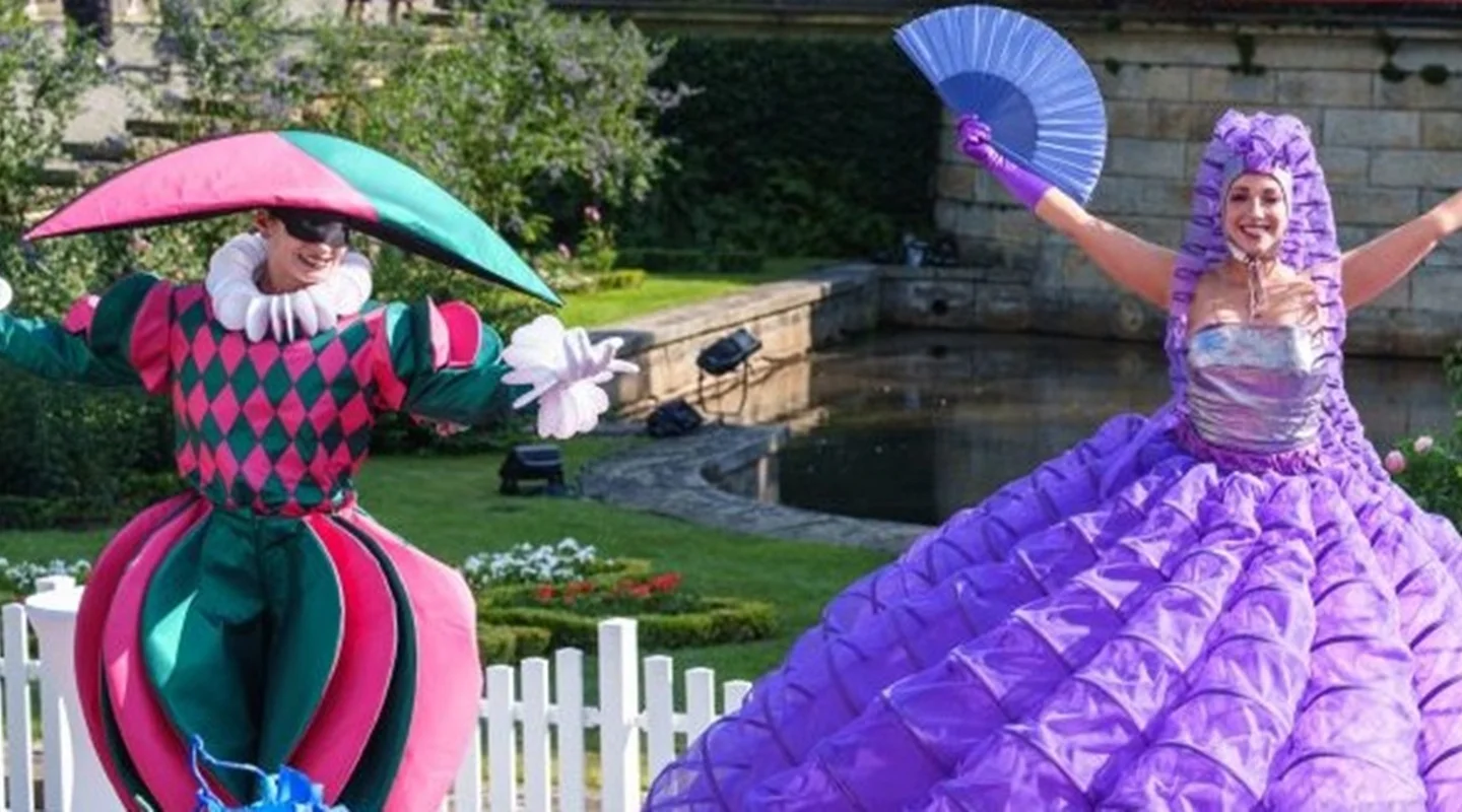 VIDEO Impresivni šetači na štulama pripremili raskošni i šareni nastup