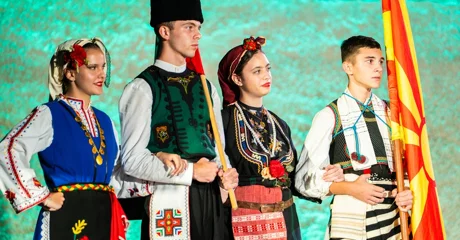 VIDEO Folkloraši u šarenim nošnjama osvojili gradske ulice i trgove