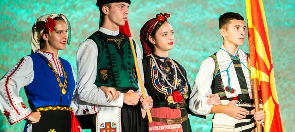 VIDEO Folkloraši u šarenim nošnjama osvojili gradske ulice i trgove