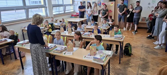 AUDIO I FOTO Prvašiće u klupama dočekali školski pribor i bojanke „Sigurno u prometu”