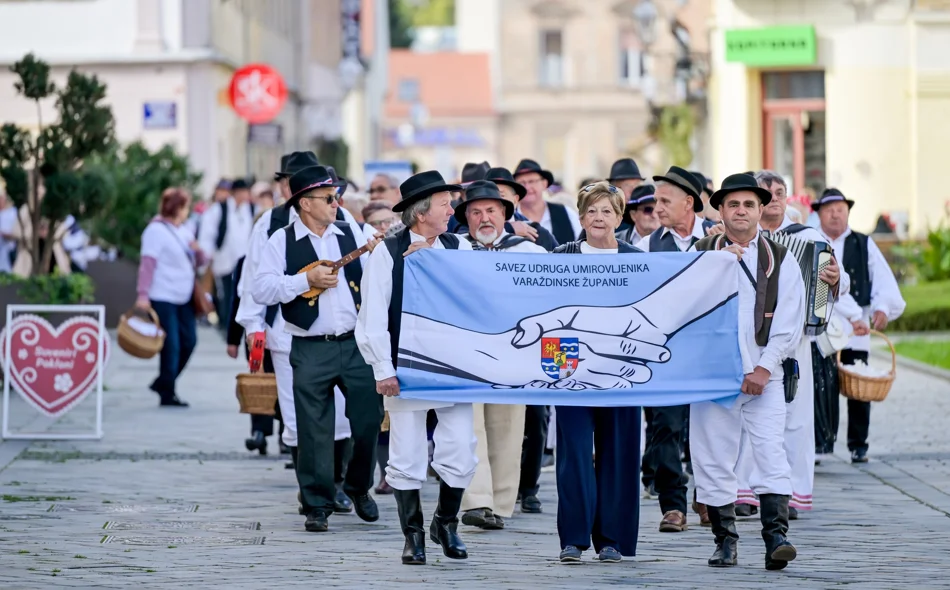 VIDEO I FOTO Uz pjesmu i ples građanima dijelili domaće kolače i klipiće