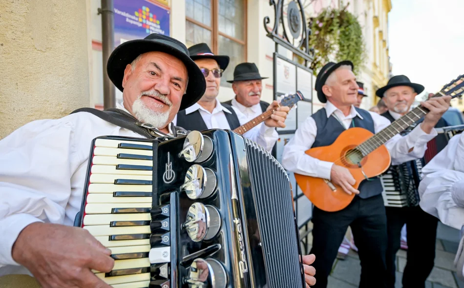 VIDEO I FOTO Uz pjesmu i ples građanima dijelili domaće kolače i klipiće