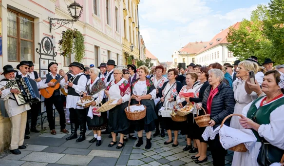 VIDEO I FOTO Uz pjesmu i ples građanima dijelili domaće kolače i klipiće