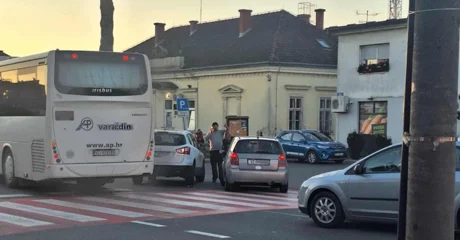 U centru Vidovca sudar dva automobila – budite na oprezu!