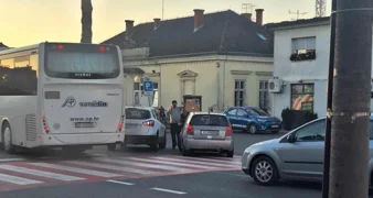 U centru Vidovca sudar dva automobila – budite na oprezu!