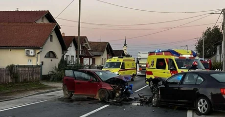 Nakon frontalnog sudara petero osoba završilo u bolnici