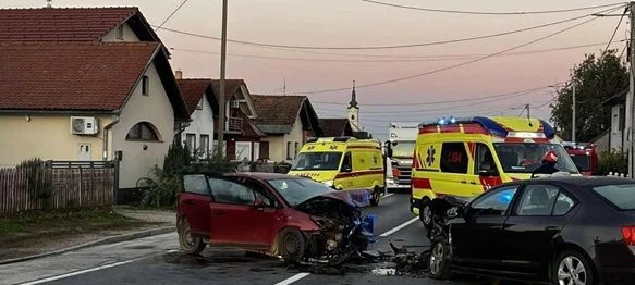 Nakon frontalnog sudara petero osoba završilo u bolnici