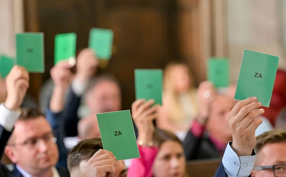 Vladajući se vesele razvojnim temama, oporba „ugodnim razgovorima” sa županom