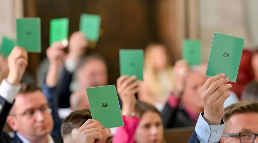 Vladajući se vesele razvojnim temama, oporba „ugodnim razgovorima” sa županom