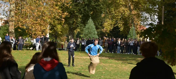 AUDIO I FOTO Ivanečki srednjoškolci ispunili gradski park - okušali se u tradicionalnim seoskim igrama