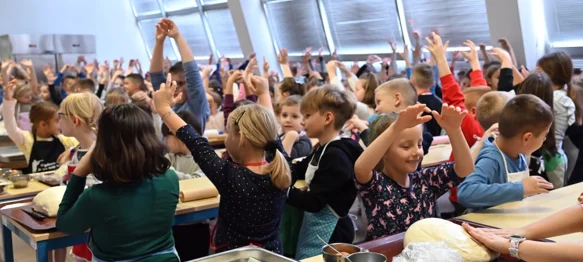 Miris svježih klipića, štrukli i kestena koje su pripremili školarci proširio se Ludbregom