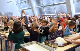 Miris svježih klipića, štrukli i kestena koje su pripremili školarci proširio se Ludbregom