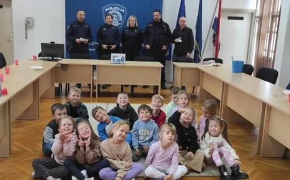 Bumbaricama i Zebricama te mališanima vrtića "Zeko"  prezentirano zanimanje policajca