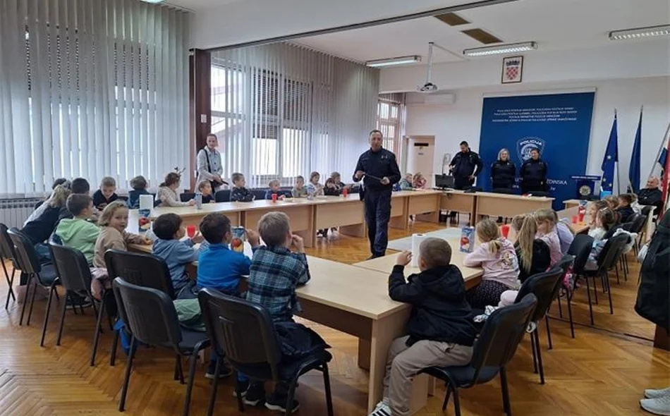 Bumbaricama i Zebricama te mališanima vrtića "Zeko"  prezentirano zanimanje policajca