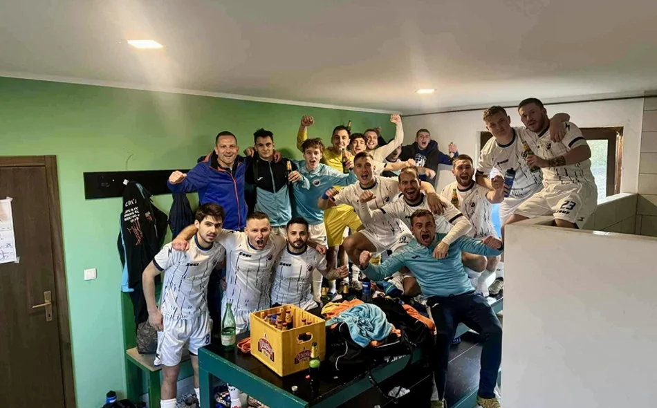 Slavlje igrača Plitvice (G) nakon pobjede protiv Razvitka u Čičkovini
