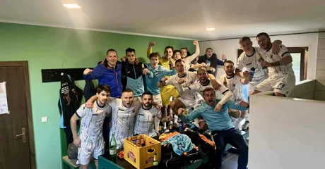 Slavlje igrača Plitvice (G) nakon pobjede protiv Razvitka u Čičkovini