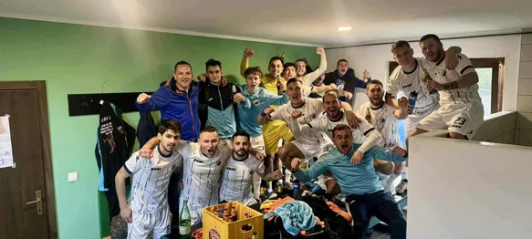 Slavlje igrača Plitvice (G) nakon pobjede protiv Razvitka u Čičkovini