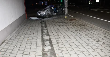 Mladić (21) izazvao sudar i završio u betonskom stupu – ozlijeđene iz auta vadili vatrogasci