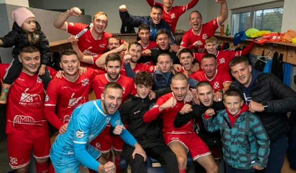 Slavlje igrača ŠNK Poleta iz Tuhovca nakon nove pobjede protiv Jalžabeta