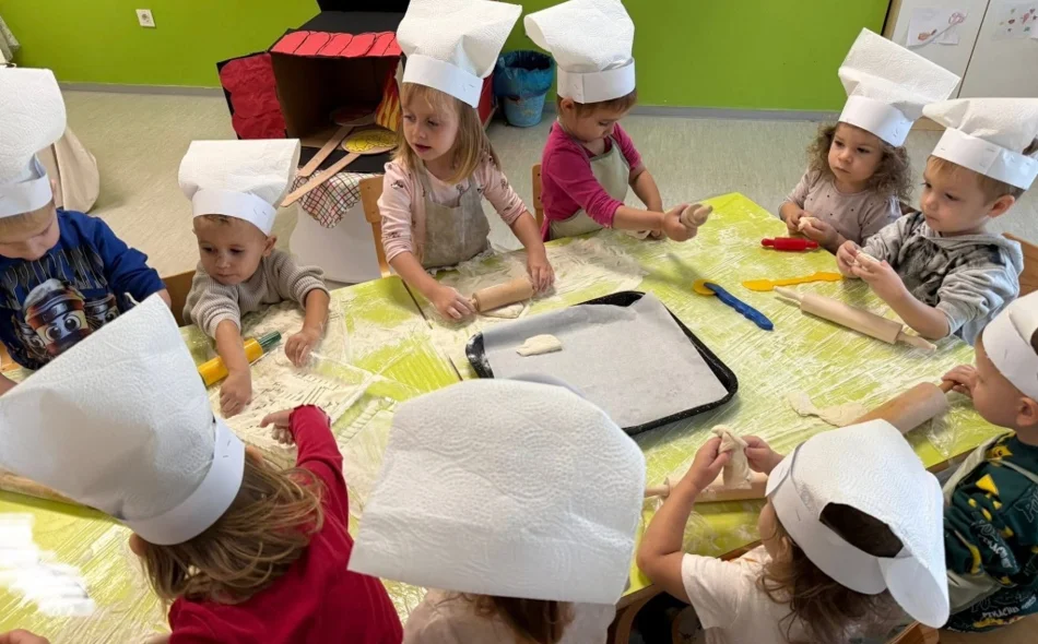 Vrijedne ručice malih pekara iz skupine “Ribice” učile kako nastaju klipići i pereci