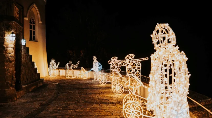 Zakoračite u bajkoviti svijet Trakošćana gdje svjetlo priča priče