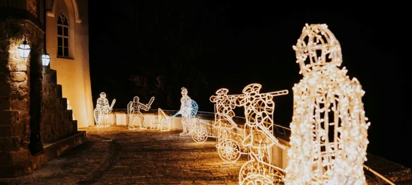 Zakoračite u bajkoviti svijet Trakošćana gdje svjetlo priča priče