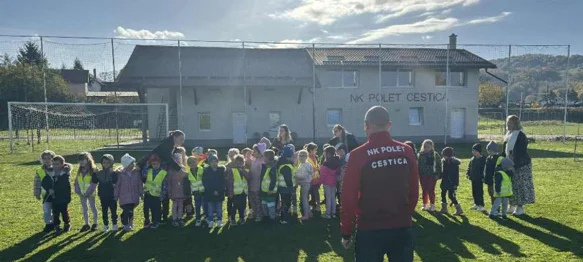 Cestički vrtićarci zaigrali s igračima NK Poleta povodom 50. obljetnice kluba