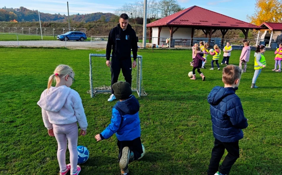 Cestički vrtićarci zaigrali s igračima NK Poleta povodom 50. obljetnice kluba