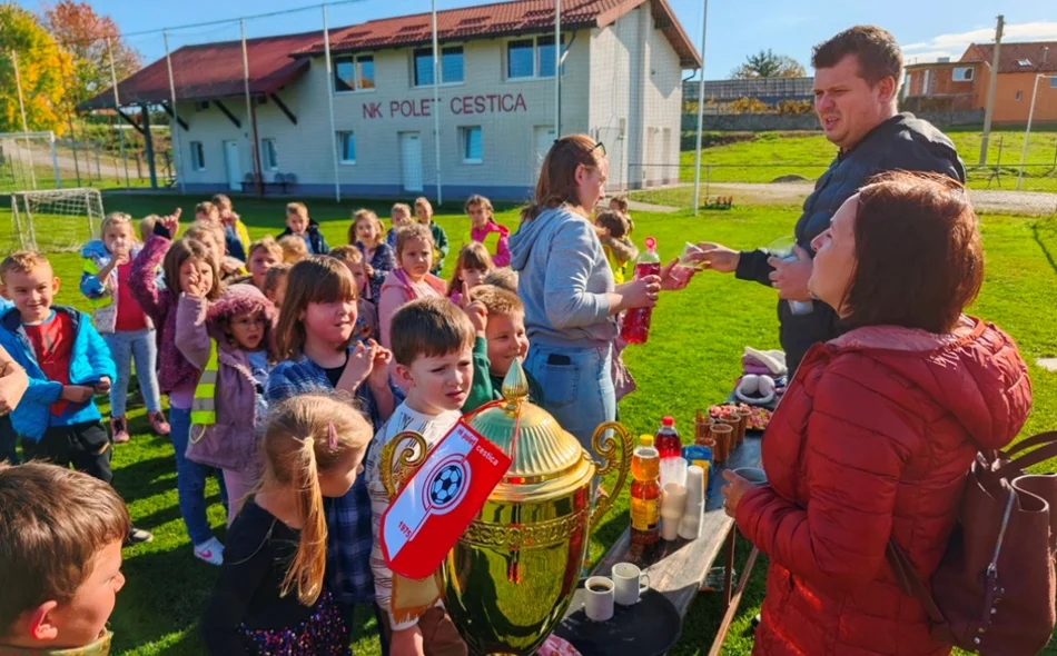 Cestički vrtićarci zaigrali s igračima NK Poleta povodom 50. obljetnice kluba