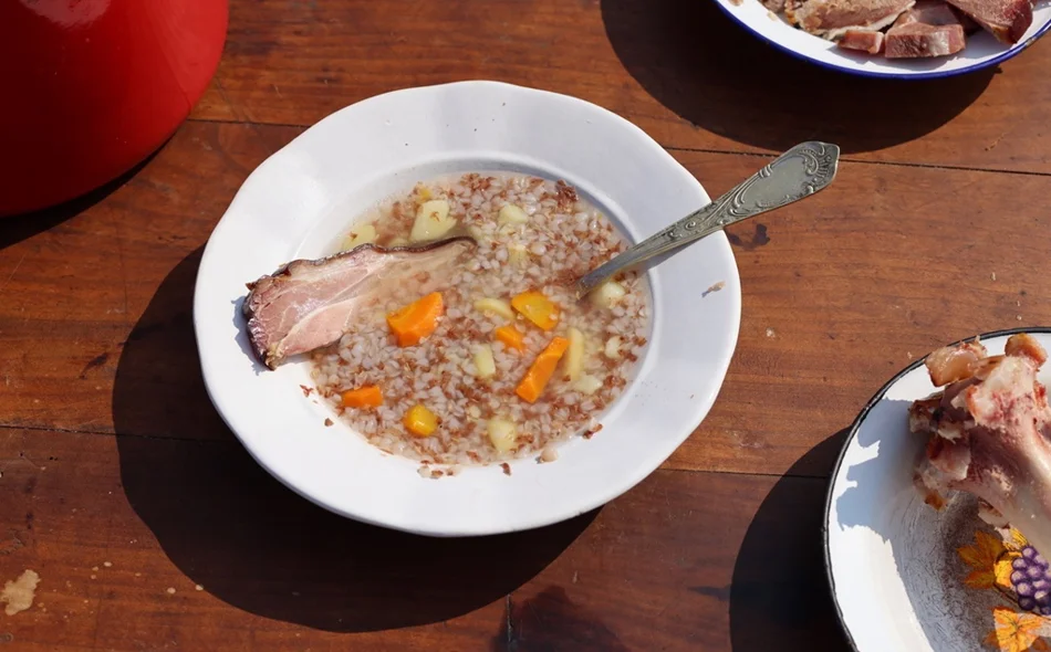 VIDEO Babica Štefanija priprema juhu od hajdine kaše s buncekom i slatku zlijevku