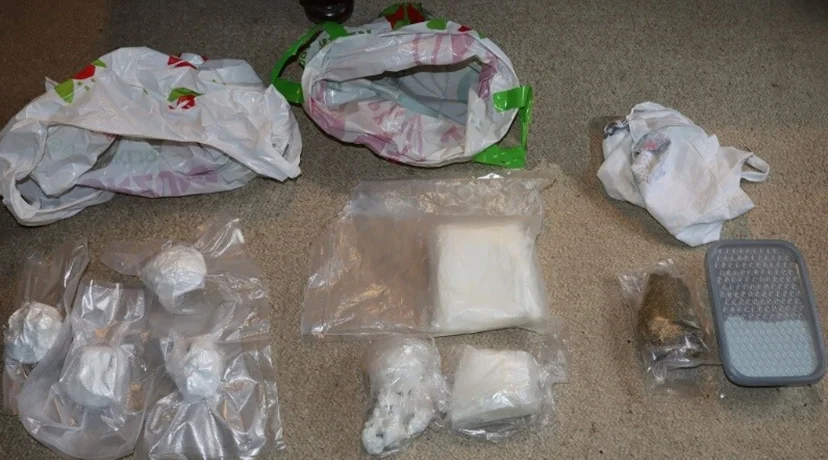 PAO DILER Policija zatekla velike količine kokaina, trave, tabletica...