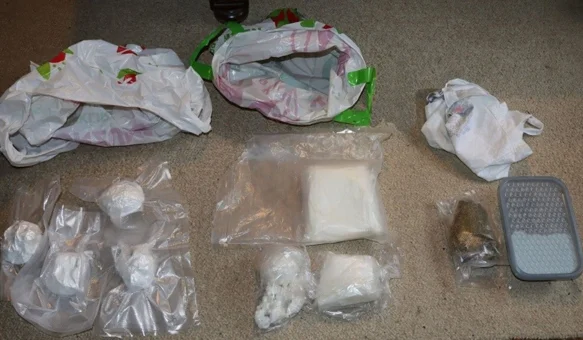 PAO DILER Policija zatekla velike količine kokaina, trave, tabletica...