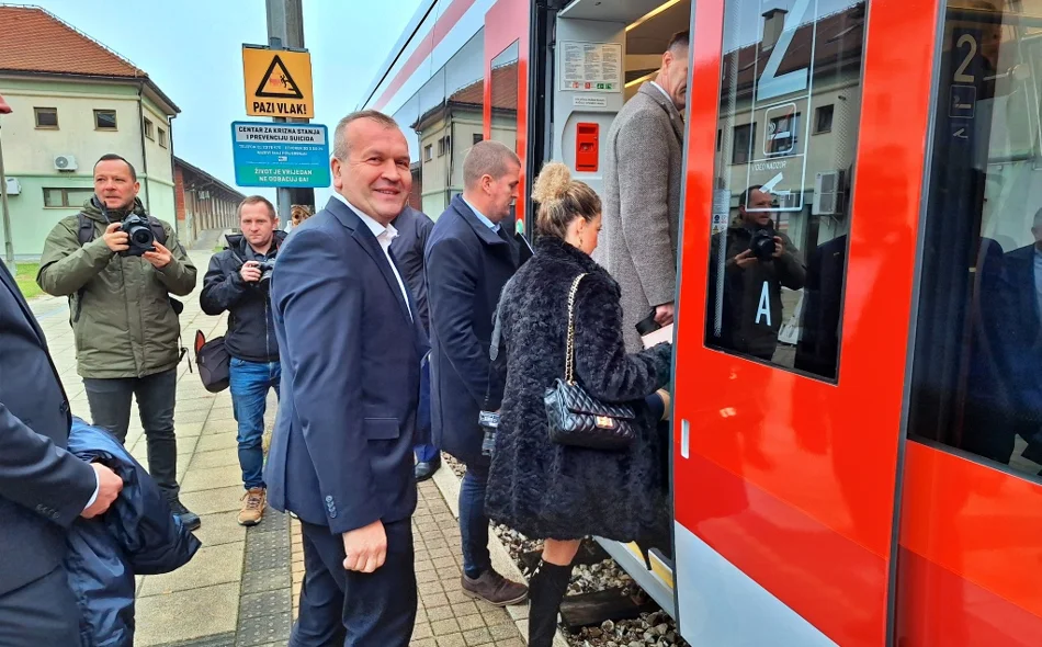 U promet pušten novi dizel-motorni vlak s videonadzorom i internetom postiže brzinu od 120 km/h