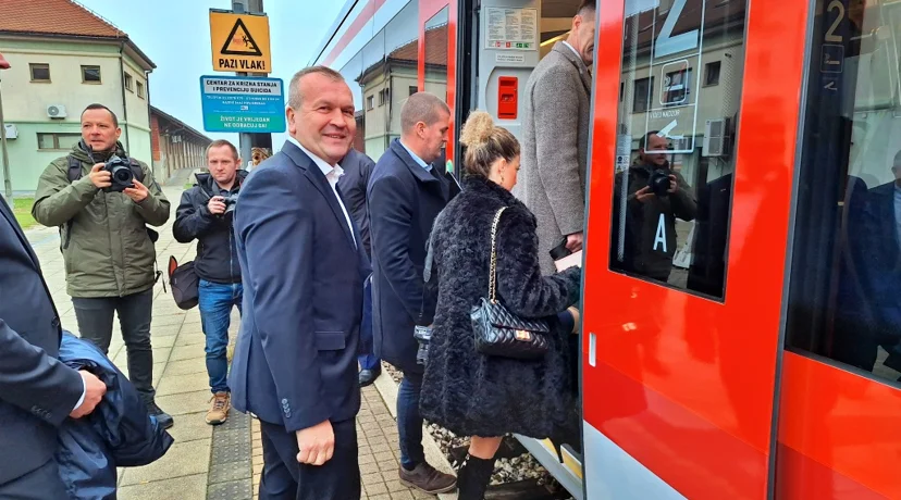 U promet pušten novi dizel-motorni vlak s videonadzorom i internetom postiže brzinu od 120 km/h