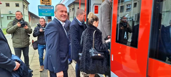 U promet pušten novi dizel-motorni vlak s videonadzorom i internetom postiže brzinu od 120 km/h