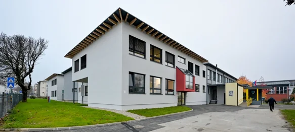 HDZ: &bdquo;Jedini nemamo produženi boravak&rdquo;, Batinić: &bdquo;HDZ laže! Njihov ministar je jučer dao suglasnost, danas je raspisan natječaj!&rdquo;