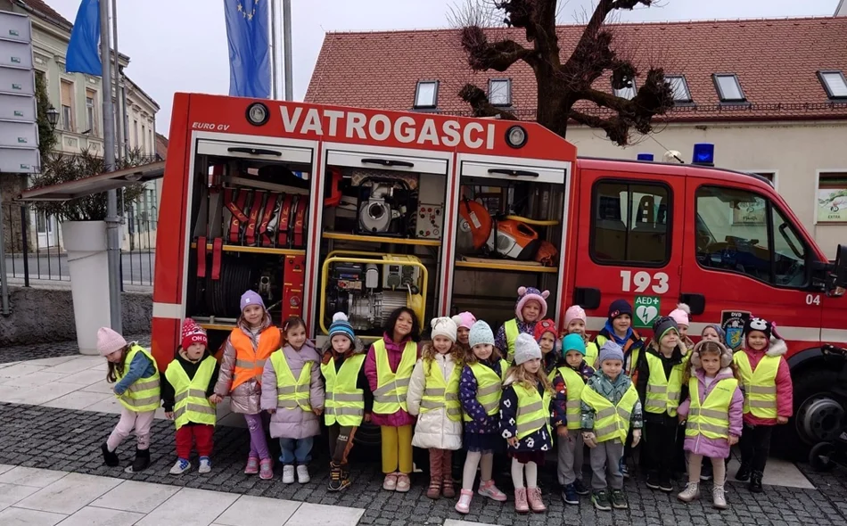 FOTO Djecu oduševili tehnika i oprema hrvatskih hitnih službi