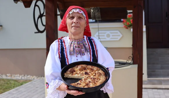 VIDEO Vidovečki gibanik i sarma od varaždinskog zelja iz ruku babice Agate