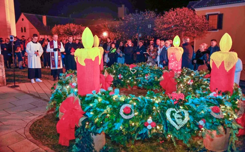 Upaljena prva svijeća na velikom adventskom vijencu ispred župne crkve Ivanec