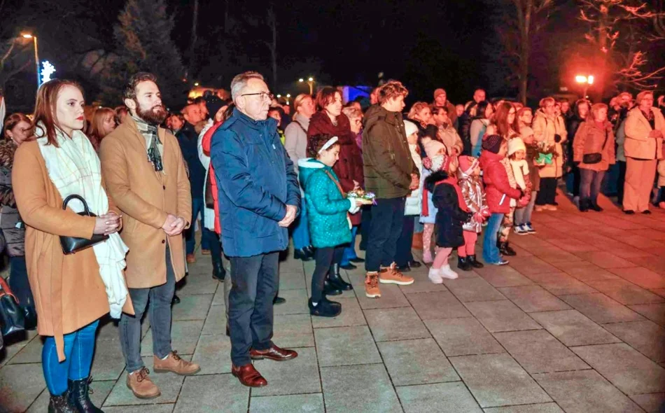 Upaljena prva svijeća na velikom adventskom vijencu ispred župne crkve Ivanec