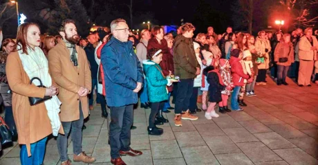 Upaljena prva svijeća na velikom adventskom vijencu ispred župne crkve Ivanec