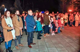 Upaljena prva svijeća na velikom adventskom vijencu ispred župne crkve Ivanec