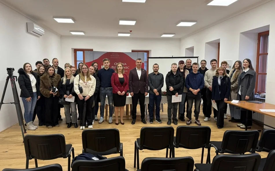 Uručeno 75 ugovora o stipendiranju učenika i studenata