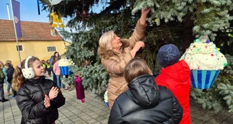 FOTO Mališani ukrasili božićno drvce unikatnim ukrasima koje su sami izradili