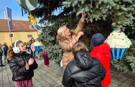 FOTO Mališani ukrasili božićno drvce unikatnim ukrasima koje su sami izradili