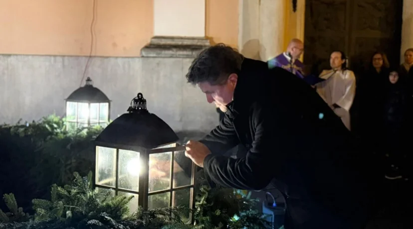 Dogradonačelnik Marković upalio treću adventsku svijeću ispred katedrale