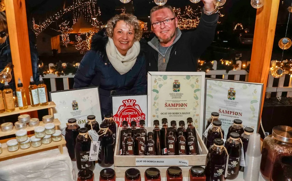 FOTO U Ivancu održan prvi Adventski sajam pod zvijezdama